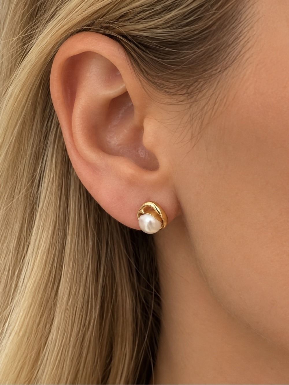 Elegant 14 k yellow Gold and Pearl Earrings from Italy